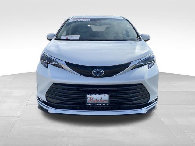 Certified 2025 Toyota Sienna Platinum AWD/4WD image 27
