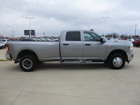 Used 2024 RAM 3500 Tradesman w/ Chrome Appearance Group AWD/4WD image 8