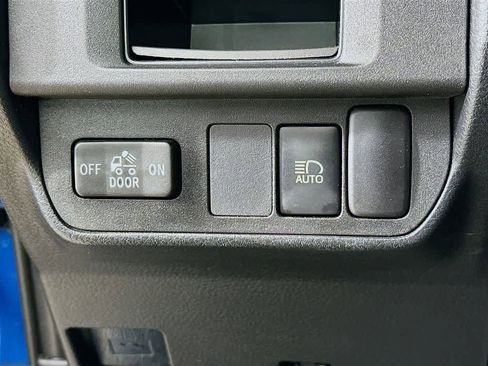 Used 2018 Toyota Tacoma SR5 image 25