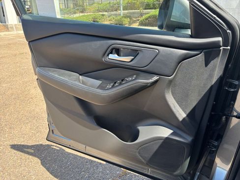 Used 2025 Nissan Rogue SV FWD image 18