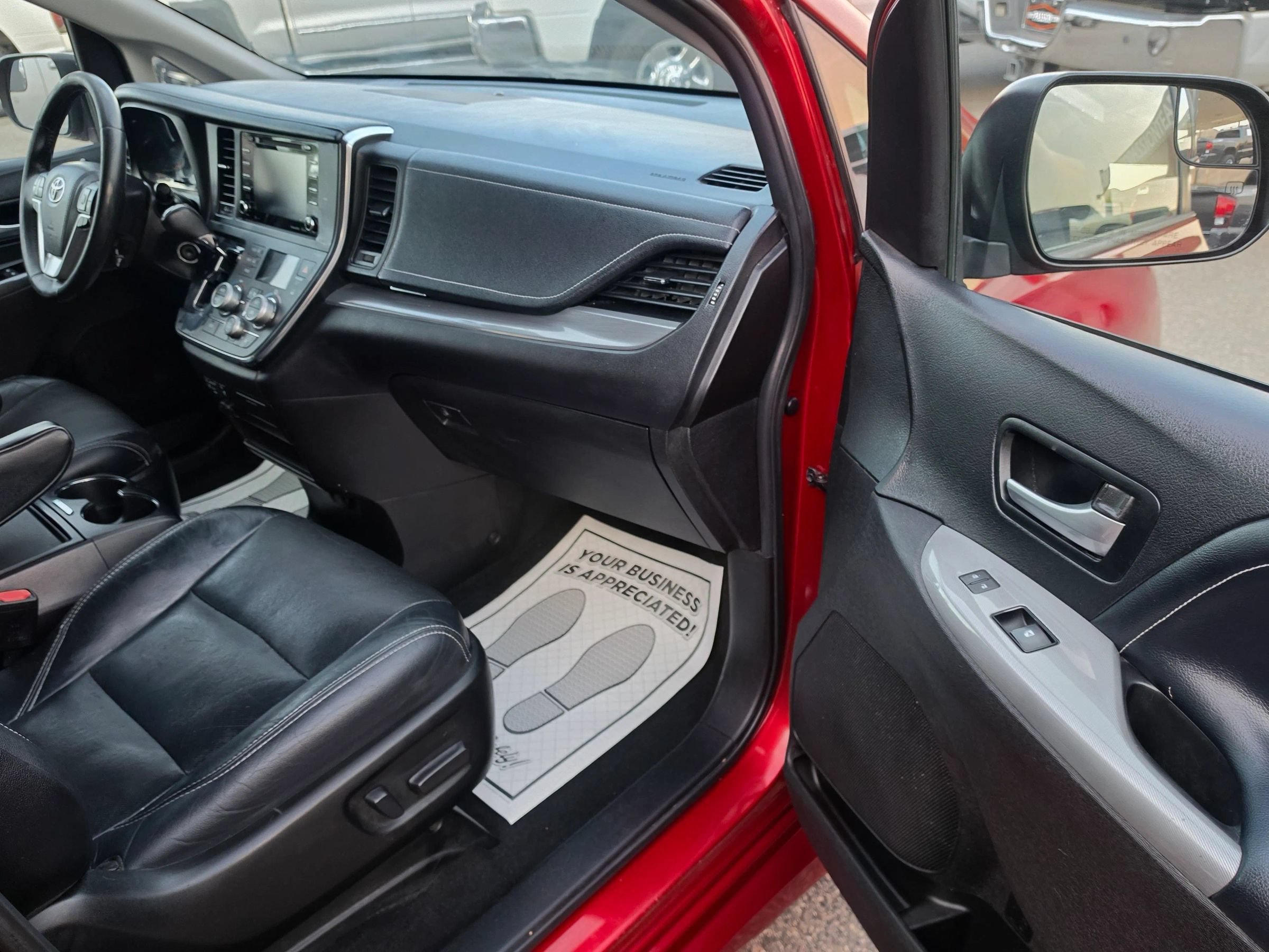 Used 2018 Toyota Sienna SE FWD image 14