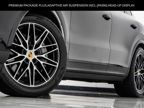 Used 2024 Porsche Cayenne AWD/4WD image 3