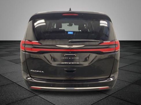 Used 2023 Chrysler Pacifica Touring-L FWD image 5