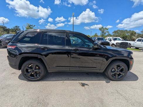New 2025 Jeep Grand Cherokee Altitude image 4