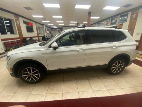 Used 2018 Volkswagen Tiguan SE image 2