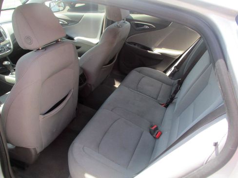 Used 2018 Chevrolet Malibu LT w/ Driver Confidence Package FWD image 9