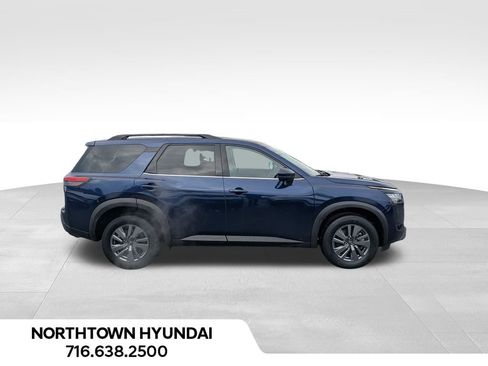 Used 2025 Nissan Pathfinder SV image 2