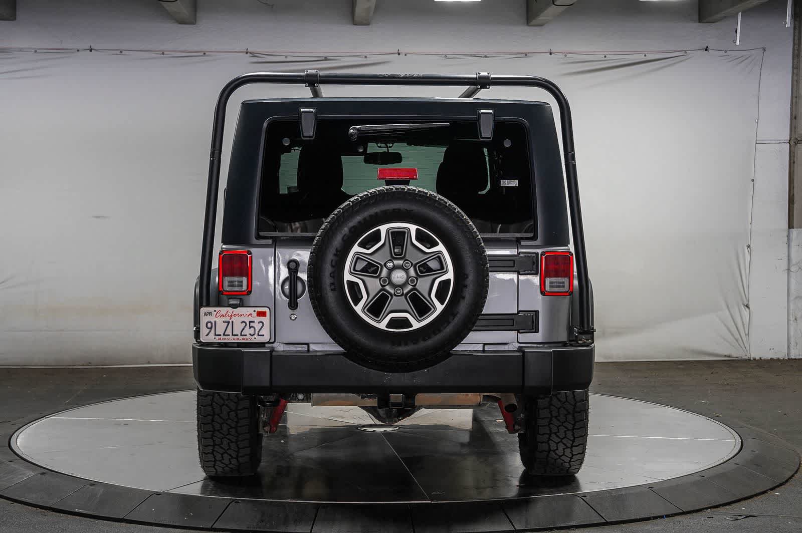 Used 2018 Jeep Wrangler Unlimited Rubicon w/ Connectivity Group AWD/4WD image 3
