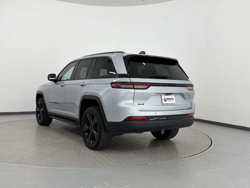 Used 2023 Jeep Grand Cherokee Altitude AWD/4WD image 3