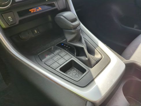 Used 2019 Toyota RAV4 XLE w/ Carpet Mat Package AWD/4WD image 17