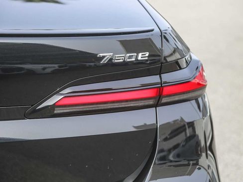 Used 2025 BMW 750e xDrive w/ Premium Package image 7