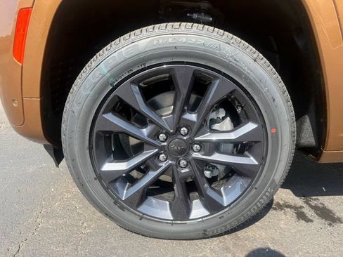 New 2026 Jeep Grand Cherokee L Limited AWD/4WD image 10