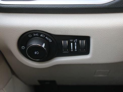 Used 2023 Chrysler Pacifica Touring-L image 27