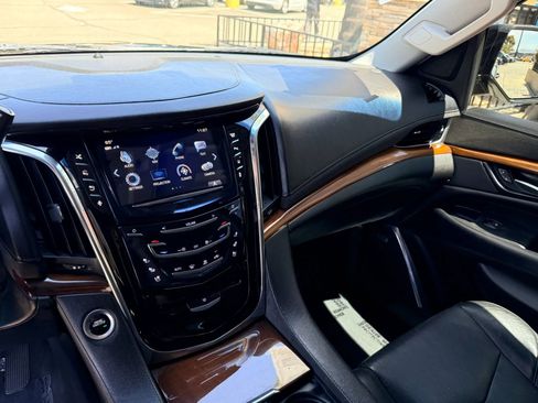 Used 2018 Cadillac Escalade ESV Luxury image 22