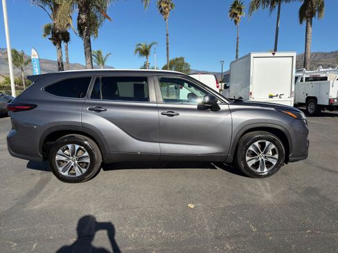 Used 2024 Toyota Highlander LE image 9