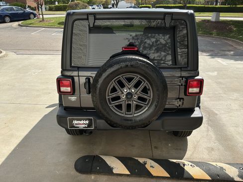 Used 2025 Jeep Wrangler Sport S image 9