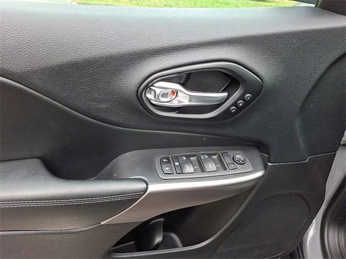 Used 2021 Jeep Cherokee Limited image 13