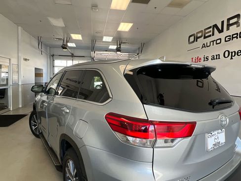 Used 2017 Toyota Highlander XLE AWD/4WD image 2