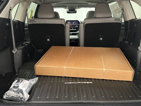 Certified 2024 Toyota Highlander XLE AWD/4WD image 13
