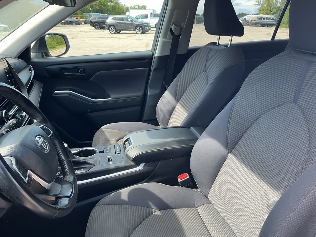 Used 2022 Toyota Highlander LE AWD/4WD image 24