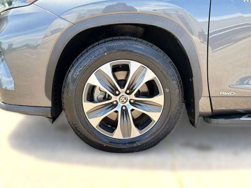 Used 2021 Toyota Highlander XLE AWD/4WD image 11