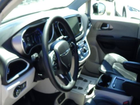 Certified 2024 Chrysler Pacifica Touring-L FWD image 16