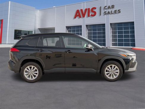 Used 2025 Toyota Corolla Cross LE image 5