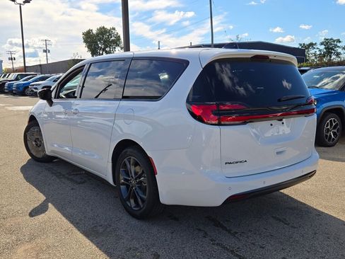 New 2026 Chrysler Pacifica Select image 13