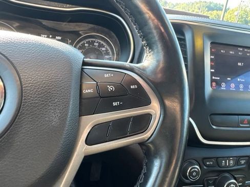 Used 2019 Jeep Cherokee Latitude Plus w/ Cold Weather Group AWD/4WD image 21