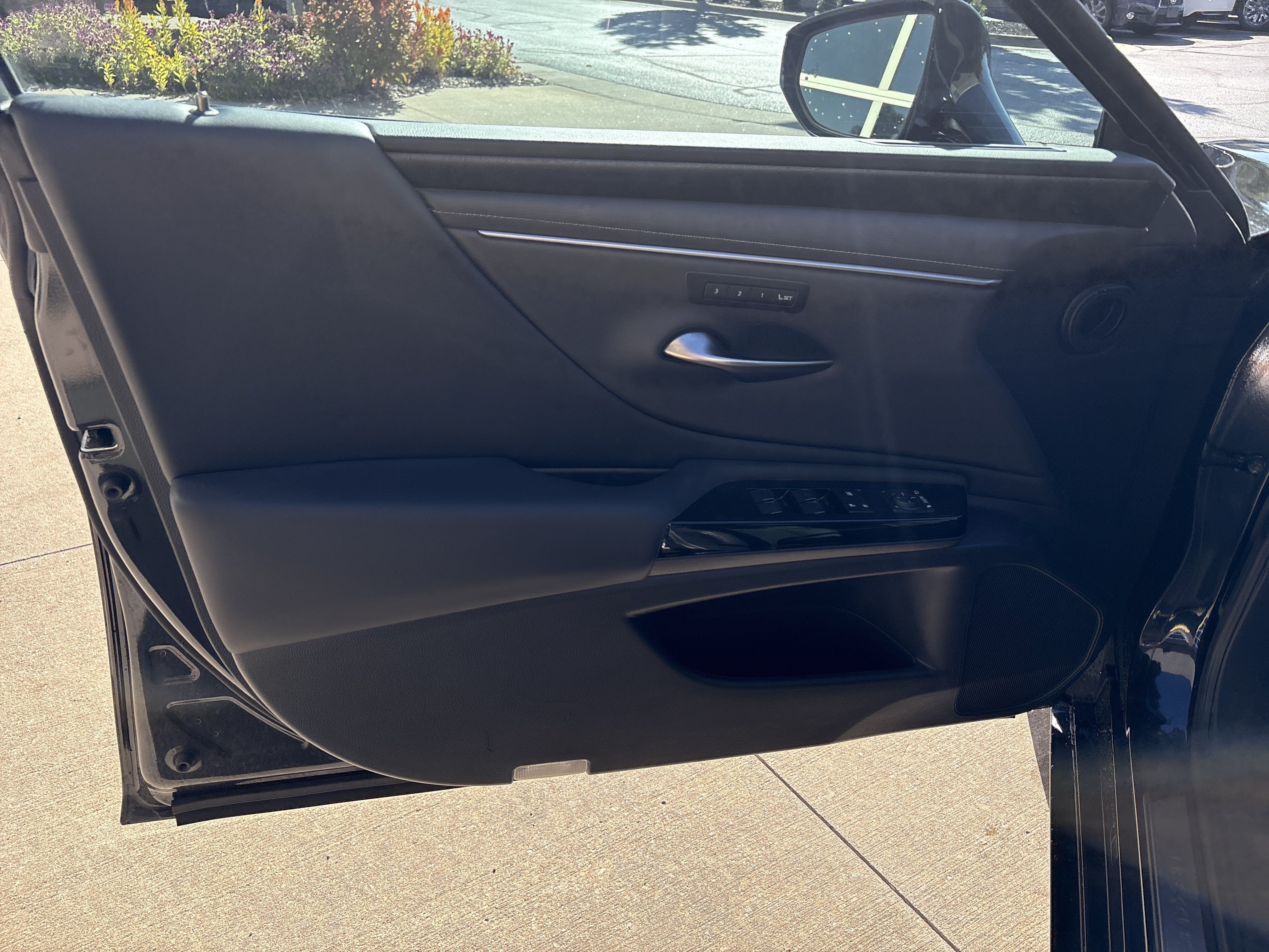 Used 2025 Lexus ES 300h w/ Premium Package FWD image 32