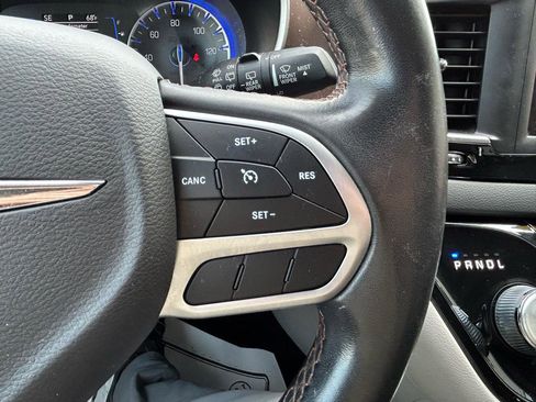 Used 2018 Chrysler Pacifica Touring-L w/ Tire & Wheel Group FWD image 18