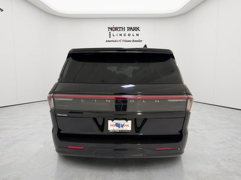 New 2026 Lincoln Navigator Premiere AWD/4WD image 26