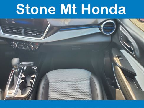 Used 2025 Chevrolet Trax LT w/ LT Convenience Package FWD image 16
