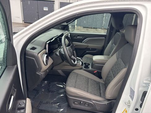 Used 2024 Chevrolet Colorado ZR2 w/ Technology Package AWD/4WD image 9