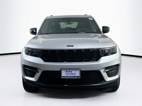 Used 2023 Jeep Grand Cherokee Altitude AWD/4WD image 2