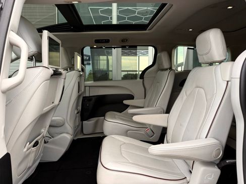 Used 2017 Chrysler Pacifica Limited FWD image 17