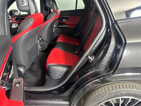 Used 2025 Mercedes-Benz GLC 300 4MATIC image 23