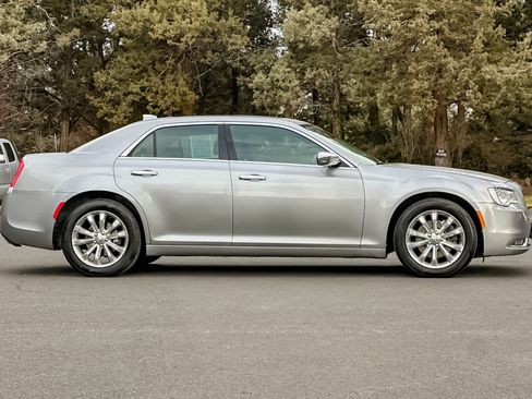 Used 2018 Chrysler 300 Limited image 3