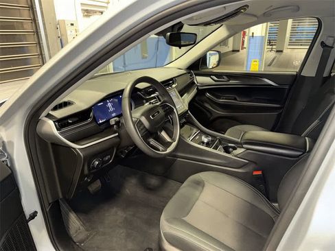 Used 2023 Jeep Grand Cherokee Laredo image 27