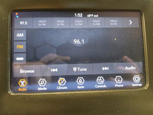 Used 2019 Jeep Cherokee Latitude w/ Cold Weather Group FWD image 25