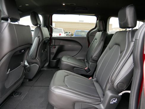 New 2026 Chrysler Pacifica Select image 7