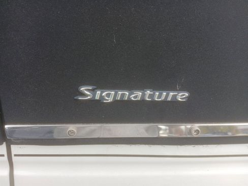 Used 2003 Lincoln Town Car Signature image 30