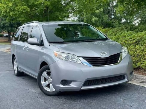 Used 2013 Toyota Sienna XLE FWD image 3