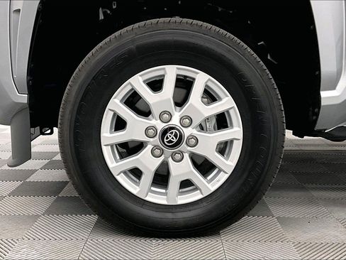 Used 2025 Toyota Tacoma SR5 AWD/4WD image 10