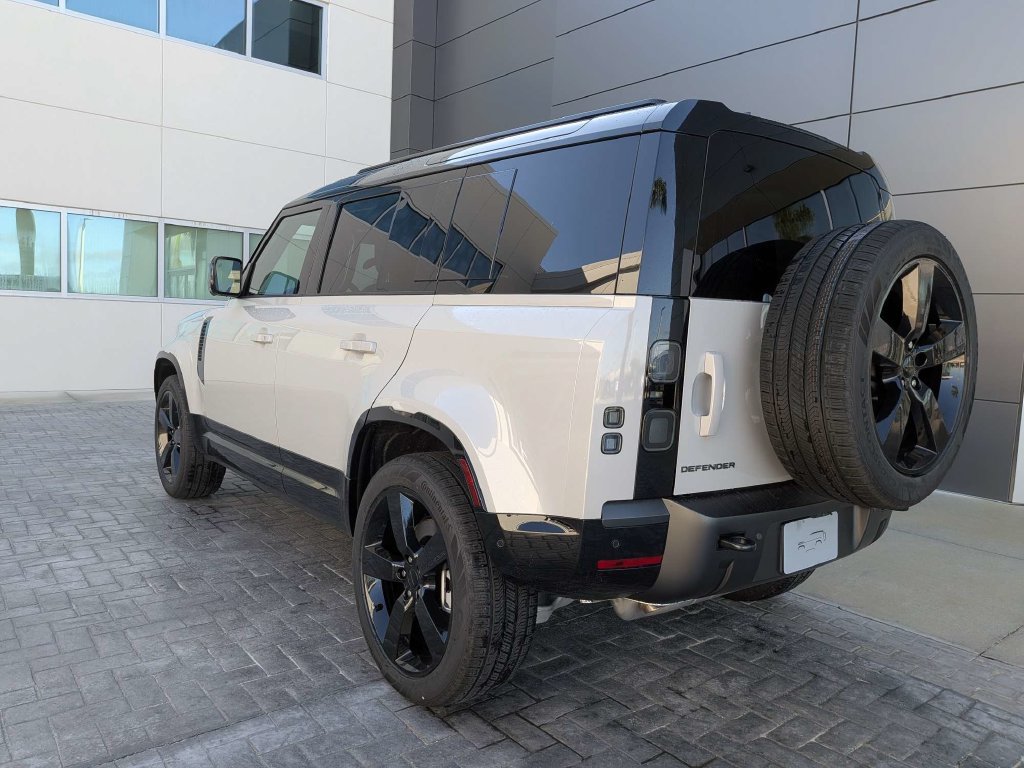 New 2026 Land Rover Defender 110 X-Dynamic SE AWD/4WD image 3