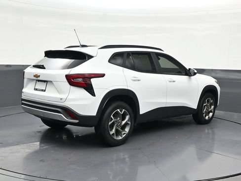 Used 2025 Chevrolet Trax LT FWD image 5