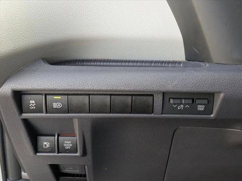 Used 2023 Toyota Sienna LE image 5