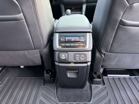 Used 2024 Subaru Ascent Touring AWD/4WD image 23