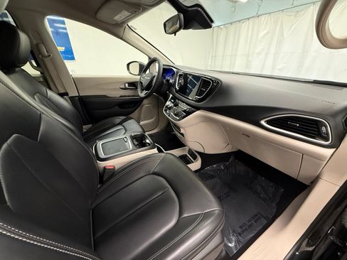 Used 2023 Chrysler Pacifica Touring-L FWD image 8
