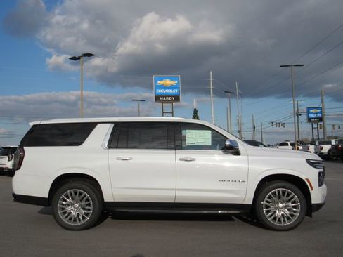 New 2026 Chevrolet Suburban Premier image 3